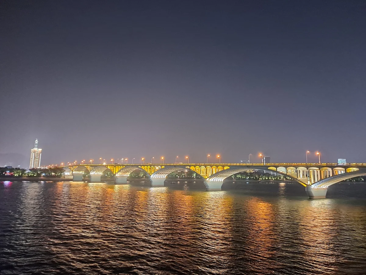 Juzizhou Bridge glowing over the Xiang River at night