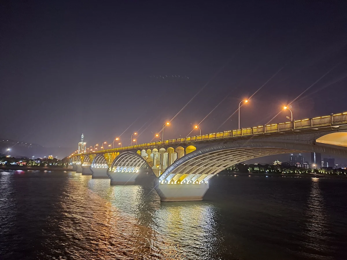 Juzizhou Bridge and Xiang River lights at night