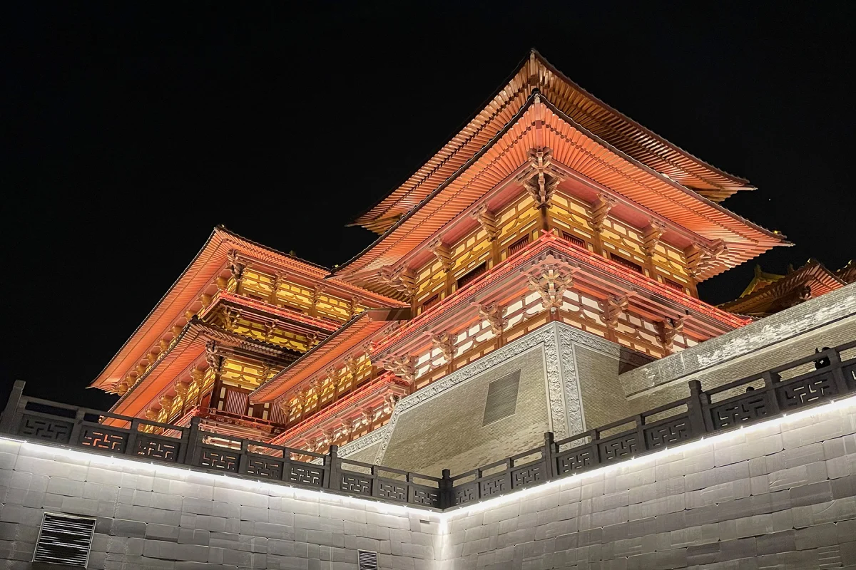Close night view of Luoyang Yingtian Gate and illuminated rooflines