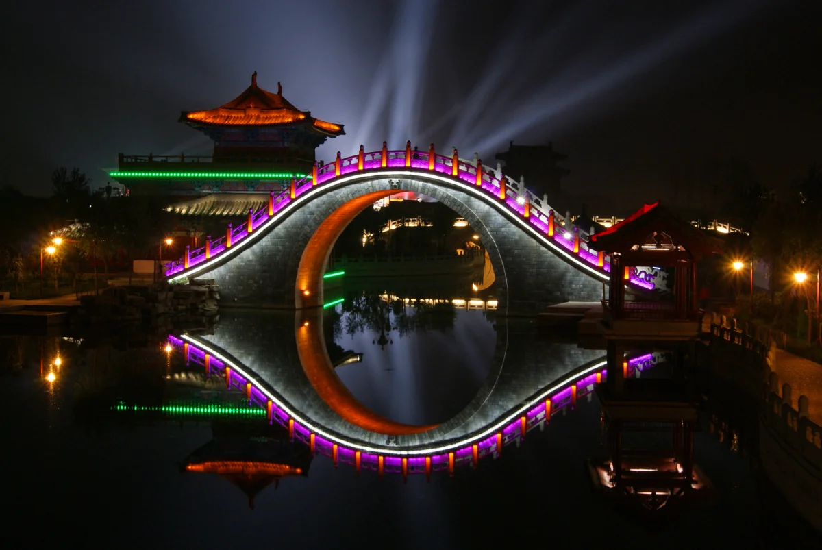 Kaifeng city water system lights and reflections at night