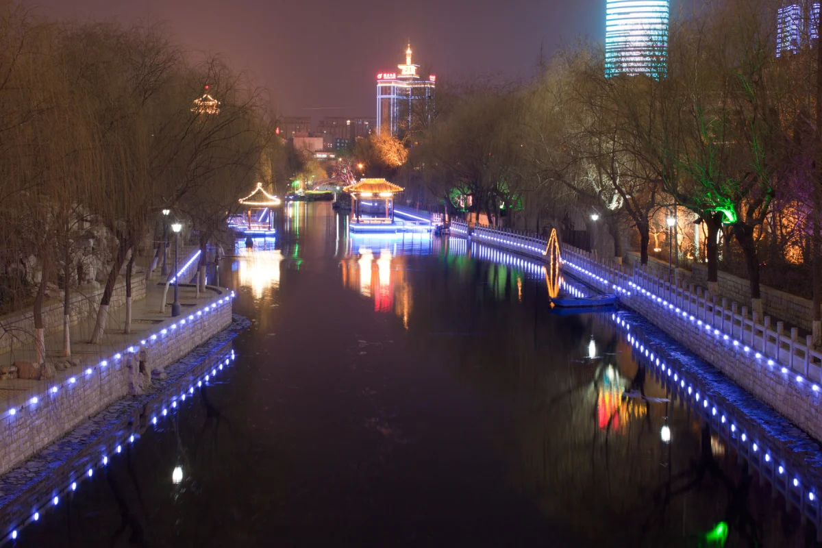Jinan city moat and Hucheng River lights reflected at night