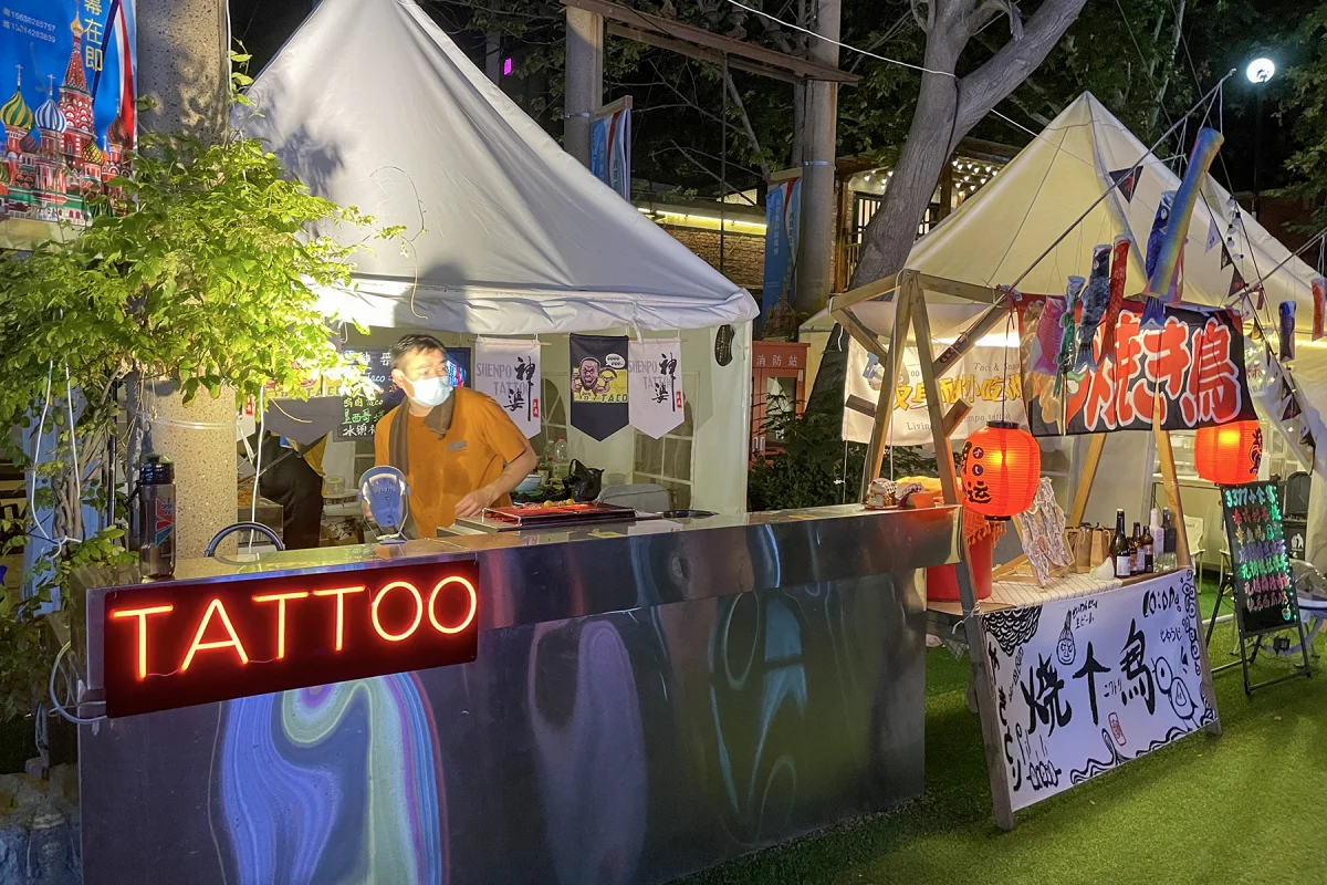 Small stalls and warm lights at Zhengzhou Oil Chemistry Factory night market