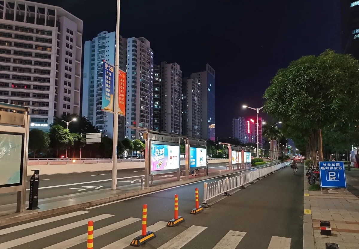 Minzu Avenue and Qingxiu Road intersection at night in Nanning