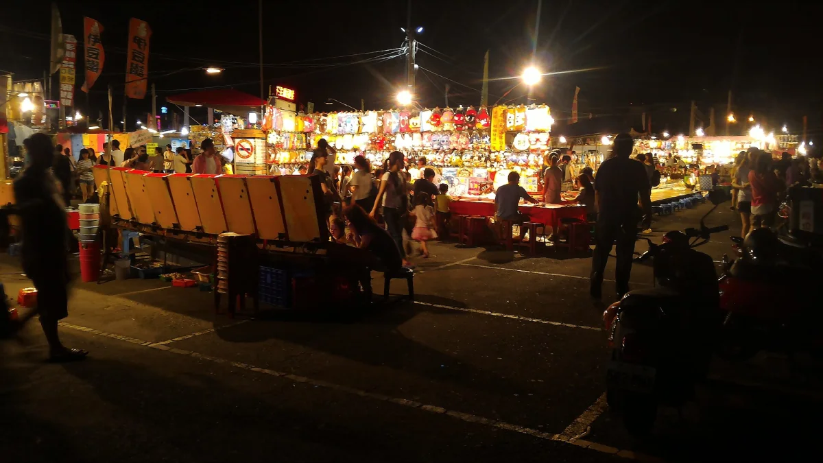 Stalls and visitors at Tainan Garden Night Market