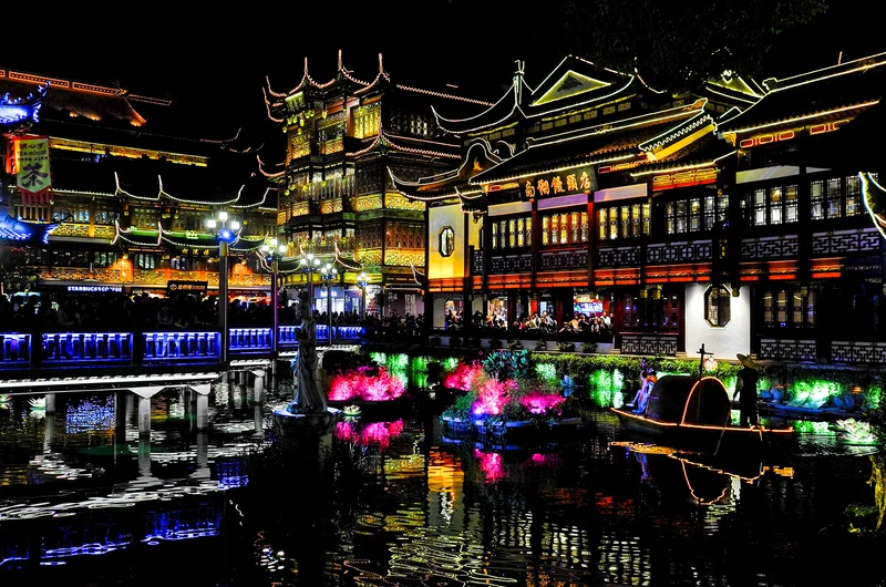 Shanghai Yuyuan Bazaar at Night: Photos, Jiuqu Bridge and an Old City Walk