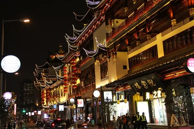Shanghai Yuyuan Bazaar at Night: Photos, Jiuqu Bridge and an Old City Walk