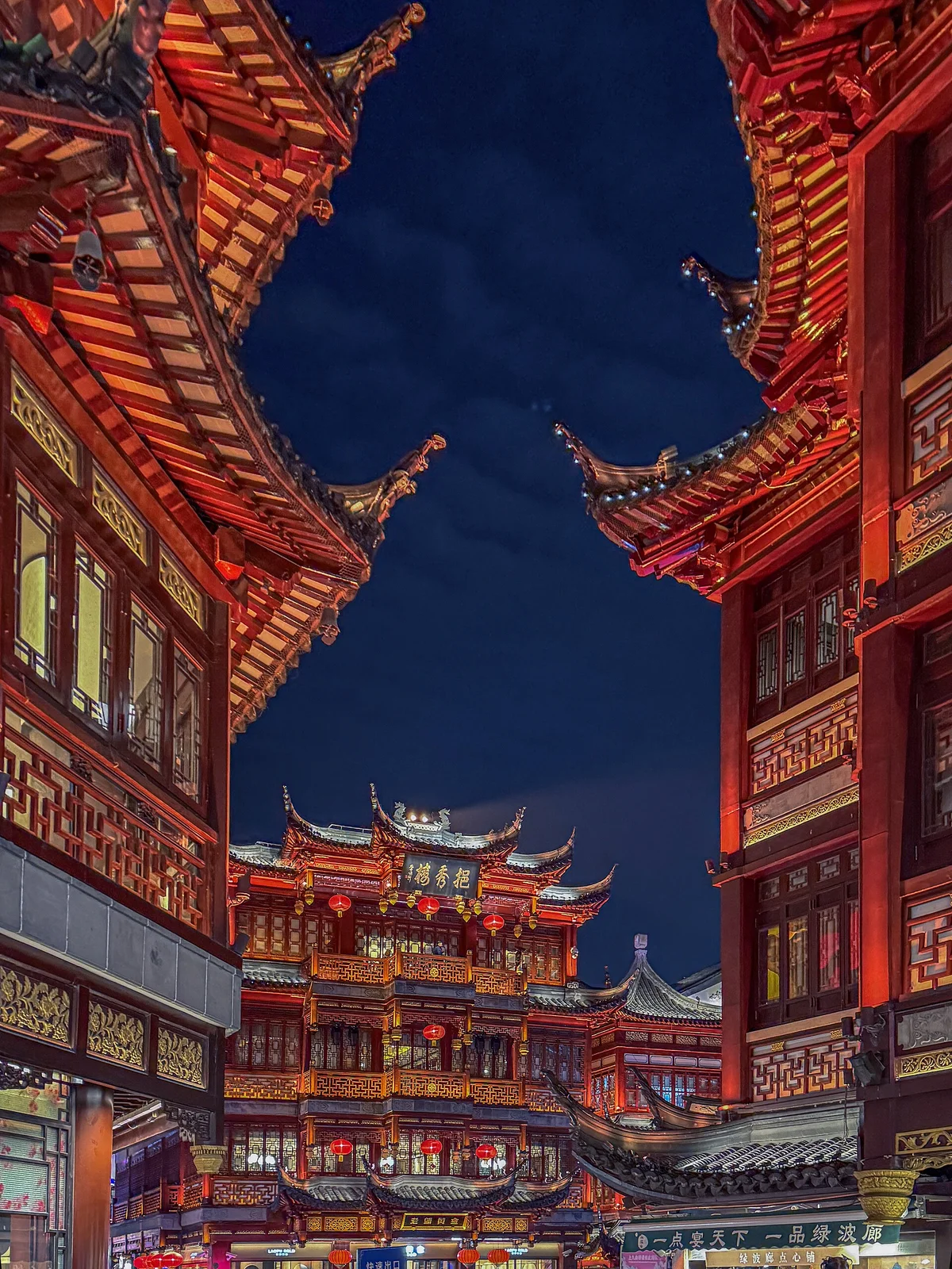 Layered traditional-style rooflines in Yuyuan Bazaar at night