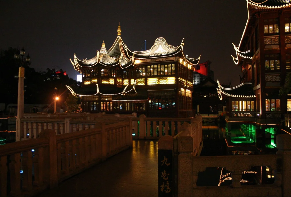 Jiuqu Bridge leading toward the illuminated Huxin Pavilion in 2009